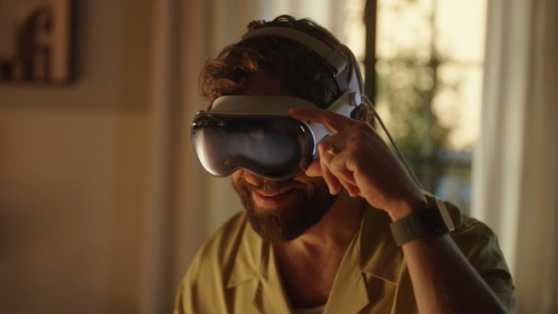   Papa nimmt ein räumliches Video auf, in dem seine Kinder mit Apple spielen's Vision Pro headset