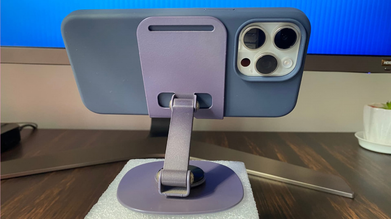   Peyzaj yönünde bir standa yerleştirilen iPhone