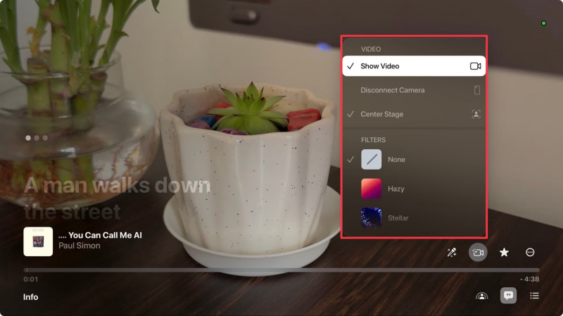   Apple TV'de karaoke ekranında iPhone video akışı gösteriyor