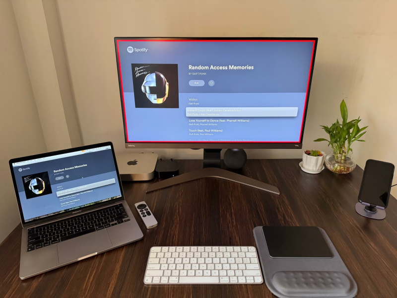   Mga nilalaman mula sa Apple TV na nagpapakita sa monitor at isang MAC