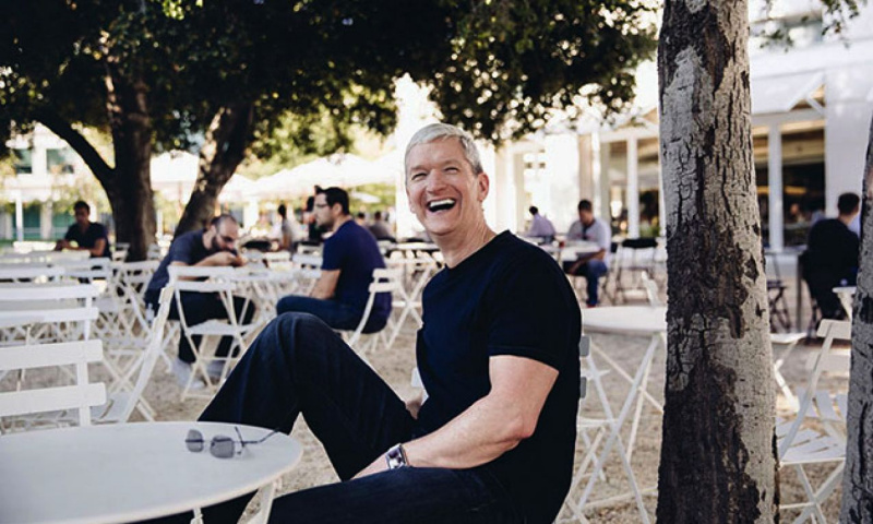  Tim Cook sitzt an einem Tisch vor dem Apple Park-Hauptquartier