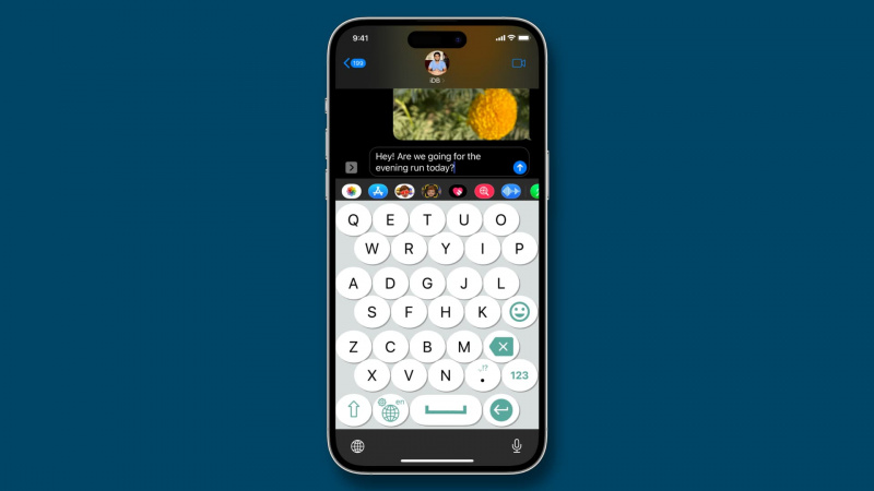   iPhone画面上の巨大なキーボード