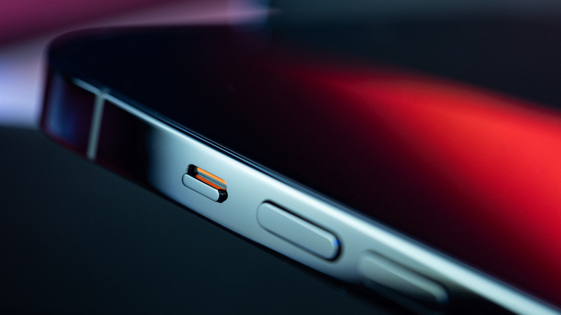   Близък план на iPhone 12 Pro Max заглушаване е включено